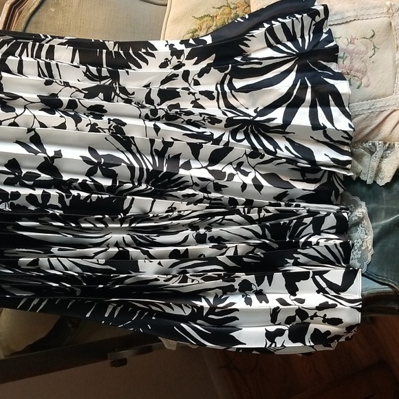 🖤Black🖤 & White Pleated Long Dress - Picture 4 of 14